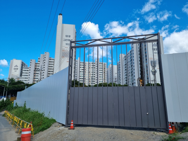 지난달 29일 오후 방문한 대구 동구 지묘동 386번지 일원. 중계펌프장 공사 현장을 둘러싸고 철제 펜스가 설치돼있다. 공사 현장 뒤로는 아파트가 밀집해있다. 김유진 기자