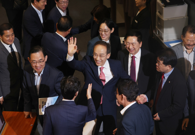 국민의힘 추경호 원내대표가 5일 국회 본회의에서 교섭단체 대표연설을 마치고 동료 의원들과 인사하고 있다. 연합뉴스