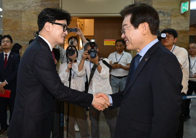 국민의힘 한동훈 대표와 더불어민주당 이재명 대표가 지난달 1일 서울 여의도 국회에서 열린 여야 대표회담에 앞서 인사하고 있다. 연합뉴스