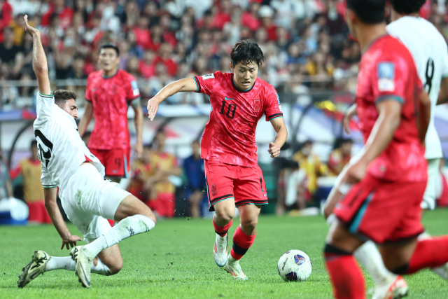 5일 오후 서울월드컵경기장에서 열린 2026 FIFA 북중미 월드컵 3차 예선 대한민국 대 팔레스타인의 경기. 이강인이 드리블하고 있다. 연합뉴스