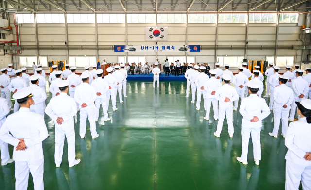 지난 5일 전남 목포시 해군 제609교육훈련전대에서 UH-1H 항공기 6대의 퇴역식이 거행되고 있다. 해군항공사령부 제공.