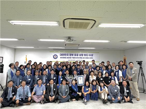 5일 경기도 용인시 처인체력단련장 강당에서 박준희(왼쪽 여덟 번째) 아이넷방송그룹 회장이 KRI 한국기록원으로부터 대한민국 정부 유공 사장 최다 수상 인증서를 수여한 뒤 수상 기념촬영을 하고 있다. [사진=아이넷방송그룹]