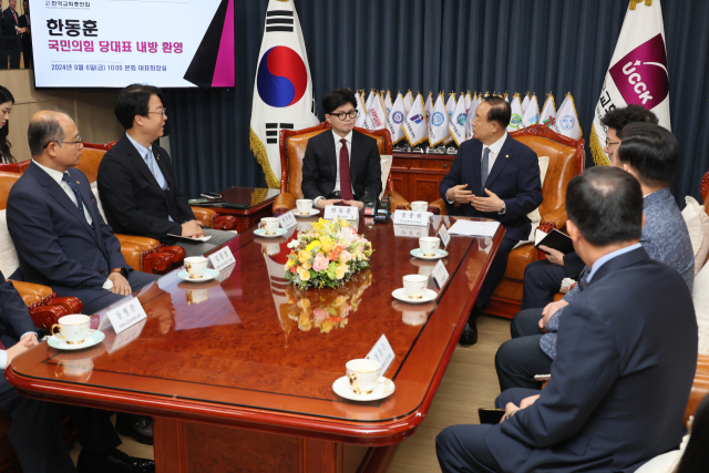 국민의힘 한동훈 대표가 6일 서울 종로구 한국교회총연합을 방문, 장종현 한국교회총연합 대표회장과 환담하고 있다. 연합뉴스