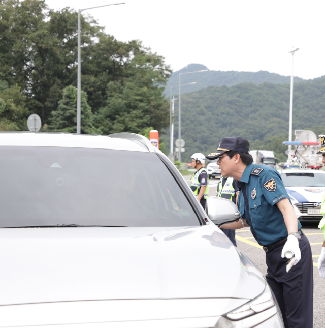 김철문 경북경찰청장이 6일 선산휴게소에서 음주단속을 하고 있다. 경북경찰청 제공