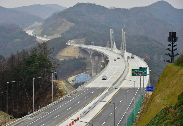 왕복 4차선 확장 공사를 마치고 2015년 12월 새롭게 개통한 광주대구고속도로. 경남 합천군 해인사IC 부근 야로대교 구간. 매일신문 DB