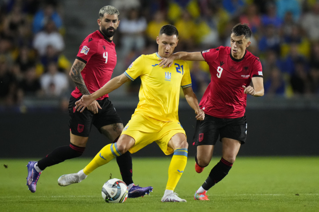 알비니아의 야시르 아사니(9번)가 8일 체코 프라하에서 열린 UEFA 네이션스리그 리그B 1조 조별리그 1차전에 출전해 우크라이나의 블라디슬라프 카바예프와 공을 다투고 있다. 연합뉴스