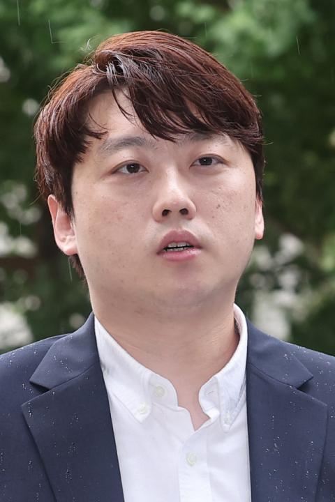 박단 대한전공의협의회(대전협) 비상대책위원장이 참고인 조사를 위해 지난 8월 21일 오전 서울 마포구 서울경찰청 광역수사단으로 출석하며 취재진에 입장을 밝히고 있다. 연합뉴스