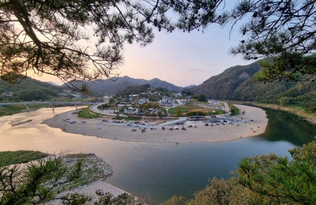 수주팔봉은 산행을 통해 정상에 오르면, 발 아래 펼쳐진 푸른 물결과 그 주변을 둘러싼 울창한 산림이 어우러져 한 폭의 그림 같은 풍경을 감상할 수 있다.