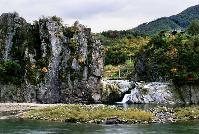 수주팔봉의 출렁다리도 압권이다. 두룽산을 오르면서 만날 수 있는 출렁다리는 연장 47.75m, 폭 1.7m로 발 아래로 흐르는 강물을 따라 걷다 보면 아래로 조성된 폭포를 만날 수 있다.