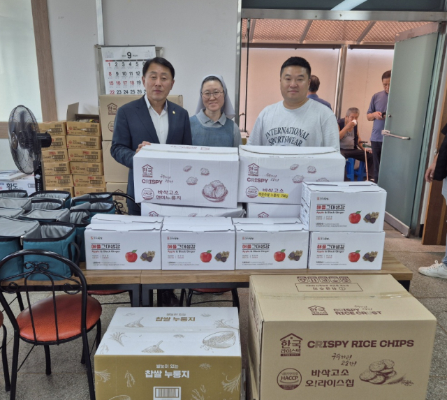 농업회사법인 한국라이스텍 최정호 이사(오른쪽)와 김상진 안동시의원(왼쪽)이 지난 9일 안동지역 무료급식소 요셉의집에 방문해 추석 명절 맞이 기부를 진행한 뒤 기념 촬영하고 있다. 요셉의집 제공