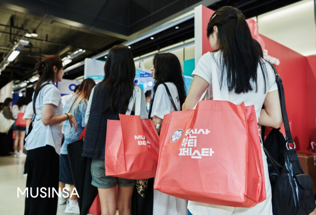 무신사 뷰티페스타 기간동안 성수동 일대에 가득했던 코랄색 구디백 행렬. 무신사 제공.