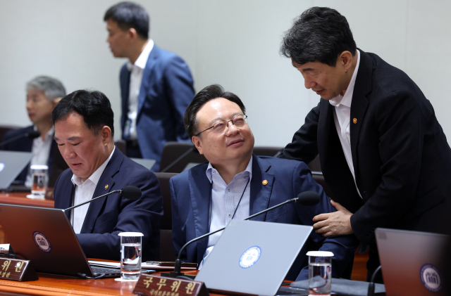 조규홍 보건복지부 장관(가운데)과 이주호 부총리 겸 교육부 장관이 10일 서울 용산 대통령실 청사에서 열린 국무회의에 앞서 이야기를 나누고 있다. 연합뉴스