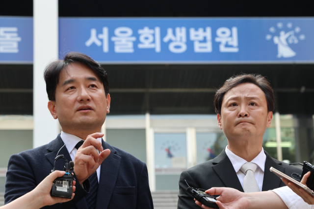 티몬과 위메프의 회생절차 개시 결정이 내려진 10일 오후 서울 서초구 서울회생법원에서 류화현 위메프 대표(왼쪽)와 류광진 티몬 대표가 취재진 질문에 답하고 있다. 연합뉴스