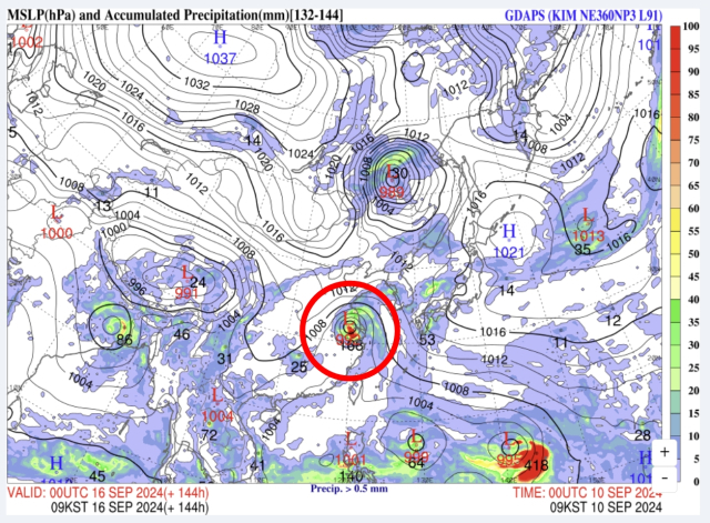 9월 10일 GDAPS-KIM 예측 9월 16일 오전 9시 동북아시아 예상일기도. 빨간 원 안이 중국 상하이에 상륙하고 있는 28호 열대저압부(향후 13호 태풍 버빙카 또는 14호 태풍 풀라산)
