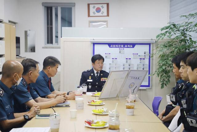 정창옥 수성경찰서장이 지난달 부임 후 지역 지구대와 파출소를 방문해 현장 경찰관 등과 소통하는 자리를 가졌다. 대구수성경찰서 제공