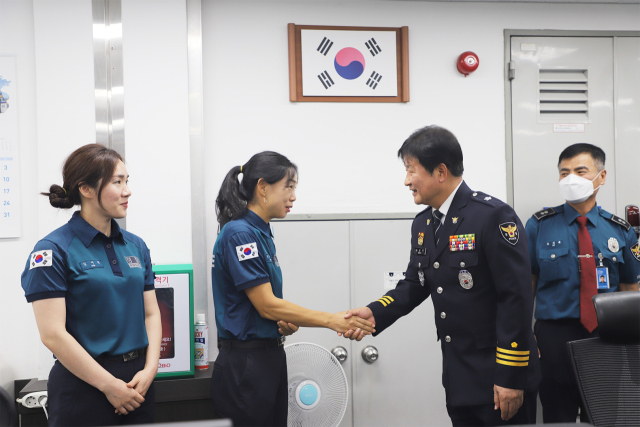 정창옥 수성경찰서장이 지난달 부임 후 지역 지구대와 파출소를 방문해 현장 경찰관 등과 소통하는 자리를 가졌다. 대구수성경찰서 제공