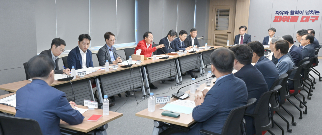 홍준표 대구시장이 10일 산격청사에서 산하기관장회의를 주재하고 있다. 대구시 제공