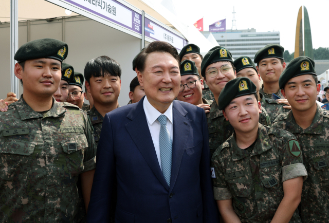 윤석열 대통령이 10일 서울 용산구 전쟁기념관에서 열린 제대군인 취·창업 박람회를 방문해 장병들과 기념 촬영을 하고 있다. 대통령실 제공