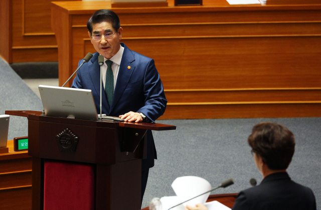 김용현 국방부 장관이 10일 오후 국회 본회의장에서 열린 본회의 대정부질문에서 발언하고 있다. 연합뉴스