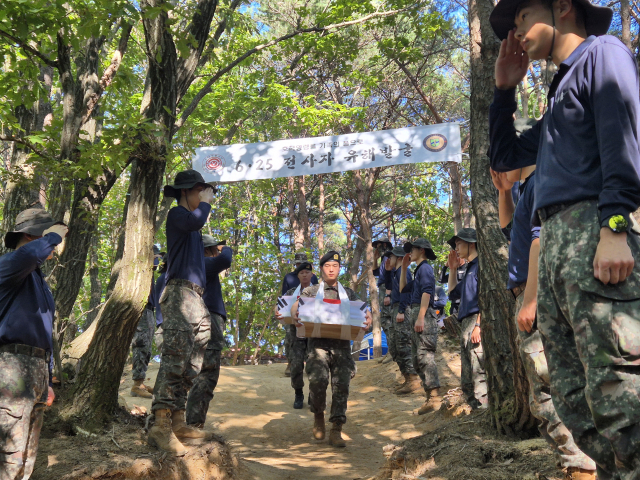 육군 50사단 낙동강여단은 칠곡군 572고지 일대에서 발견한 6·25전쟁 전사자 유해 2구에 대해 약식제례를 하고 있다. 육군 50사단 제공