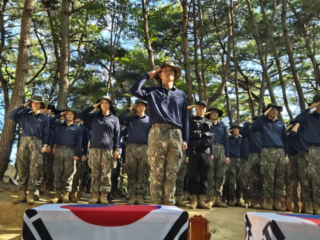 육군 50사단 낙동강여단은 칠곡군 572고지 일대에서 발견한 6·25전쟁 전사자 유해 2구에 대해 약식제례를 하고 있다. 육군 50사단 제공