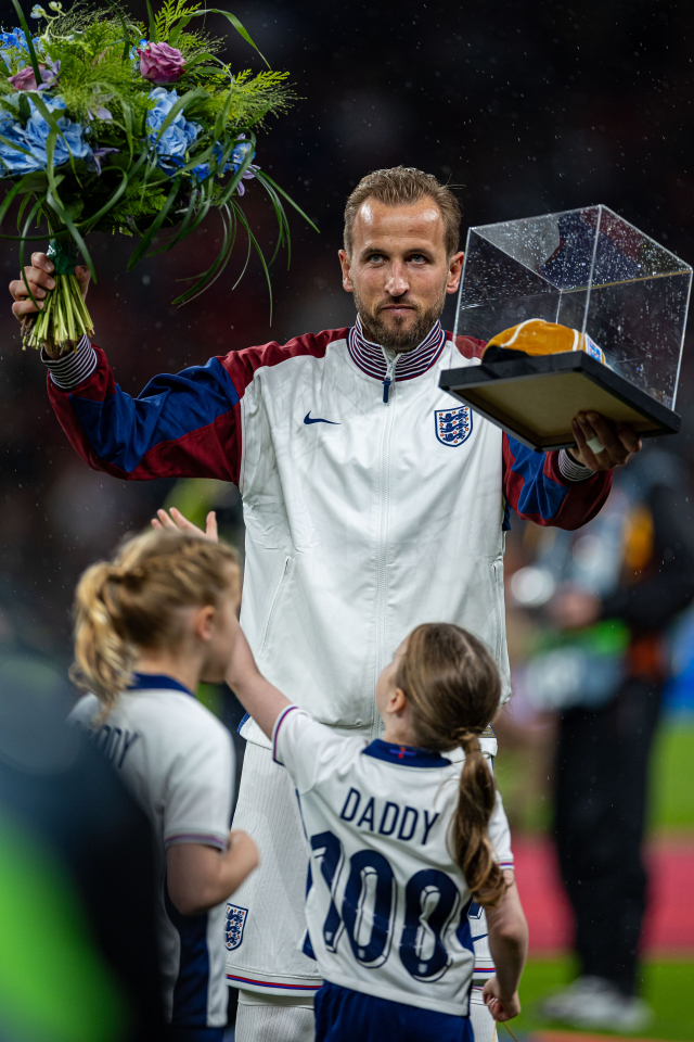 잉글랜드의 해리 케인이 11일 영국 런던의 웸블리 스타디움에서 2024-2025 UEFA 네이션스리그 그룹B 조별리그 2조 핀란드와의 2차전이 열리기 전 A매치 100경기 출전 기념 행사에 두 딸과 함께 참석했다. 연합뉴스