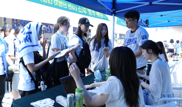 지난 7일 삼성라이온즈파크에서 열린 고교 현장과 함께하는 대구대학교의 날 행사에서 학생들이 상담을 하고 있다