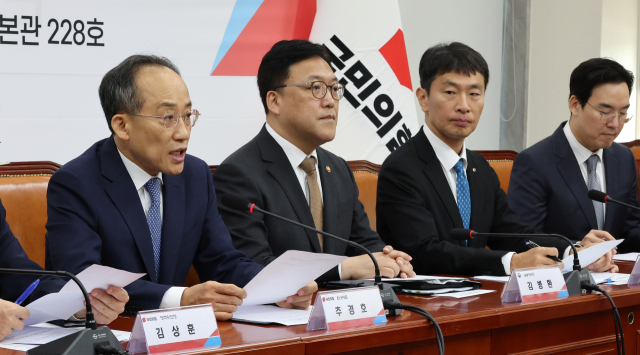 국민의힘 추경호 원내대표(왼쪽)가 11 일 오전 국회에서 열린 금융 취약계층 보호 및 불법 사금융 근절 대책 당정협의회에서 발언하고 있다. 연합뉴스