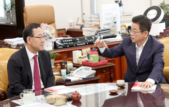 이철우 경북도지사는 11일 주호영 국회부의장을 APEC 특별법 제정을 비롯해 지역 현안 사업 해결을 위해 국비 예산 반영 등 정치권의 협조를 요청했다. 경북도 제공.