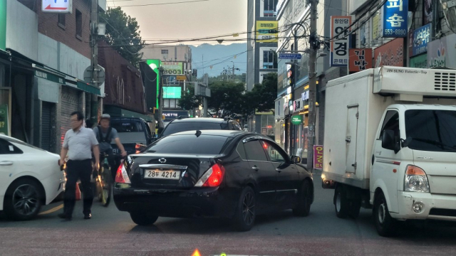 이달 초 대구 서구 내당1동의 한 골목. 불법주정차 차량이 가득한 보차혼용도로에 양방향 진행 차량과 자전거, 보행자가 얽혀 교통 혼란을 빚고 있다. 서구의회 제공