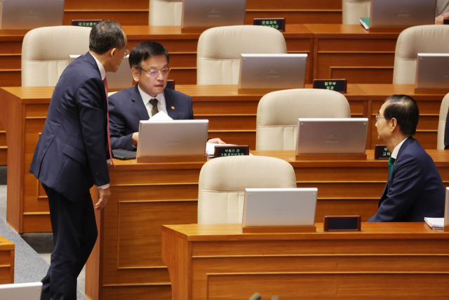 한덕수 국무총리와 최상목 부총리 겸 기획재정부 장관, 국민의힘 추경호 원내대표가 국회 본회의가 열린 11일 오후 경제 분야 대정부질문을 앞두고 대화하고 있다. 연합뉴스