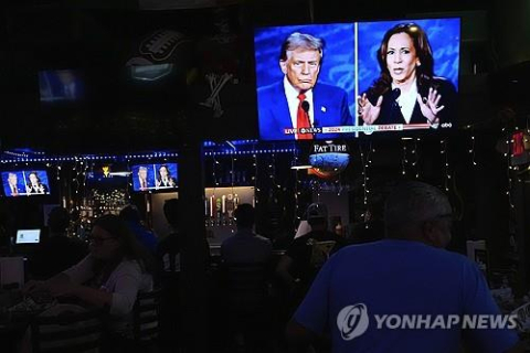 마이애미의 식당에서 미 대선 TV토론 지켜보는 사람들. AP=연합뉴스