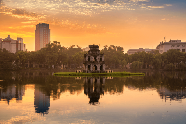 하노이의 호안 끼엠 호수(Hoan Kiem Lake)