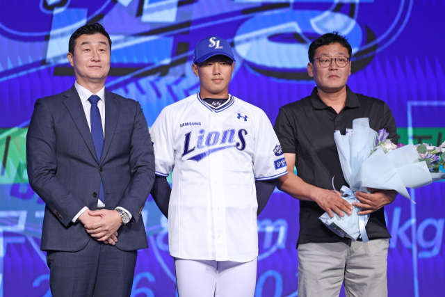 KBO 신인 드래프트에서 삼성 라이온즈의 1라운드(전체 3순위) 지명을 받은 대구고 배찬승(가운데). 삼성 제공