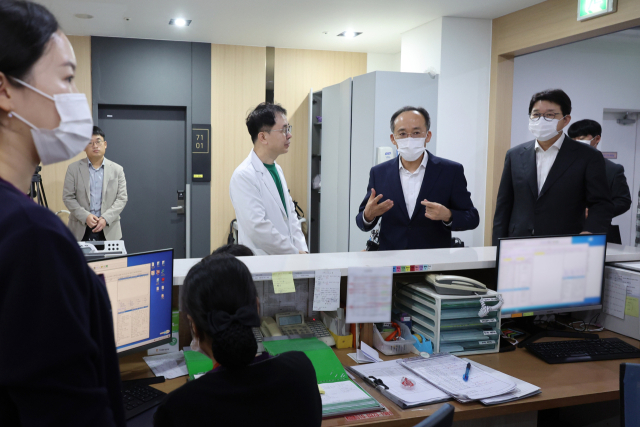 국민의힘 추경호 원내대표가 12일 오전 서울 동대문구 산부인과인 린여성병원을 방문해 추석 명절 대비 응급진료체계 현장 점검을 하고 있다. 연합뉴스