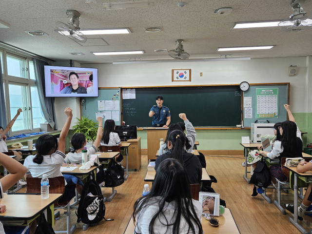 영천여자중학교(교장 박정숙)는 12일 경상북도경찰청 두드림팀과 함께 영천여중 전교생을 대상으로 학급별 학교폭력·딥페이크 범죄·사이버 도박 등 예방교육을 실시했다. 영천여중 제공