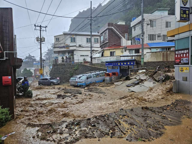 경북 울릉도에 호우경보가 내려진 가운데 복개천이 범람해 큰 피해가 발생 중이다. 독자제공