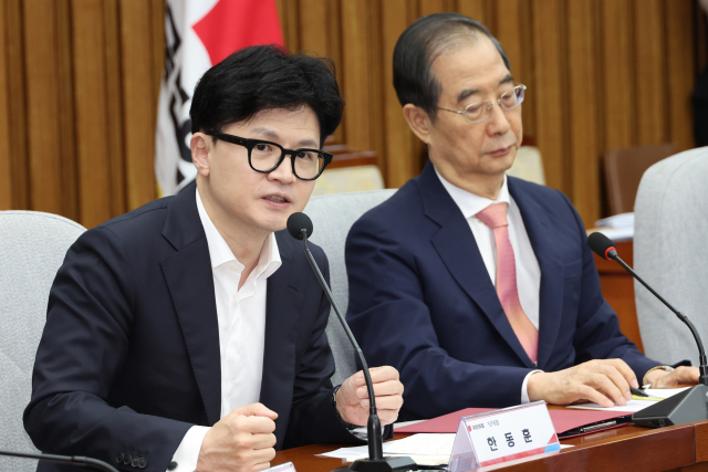 국민의힘 한동훈 대표가 12일 오후 서울 여의도 국회에서 열린 지역·필수의료 체계 개선을 위한 당정협의회에서 발언하고 있다. 오른쪽은 한덕수 국무총리. 연합뉴스