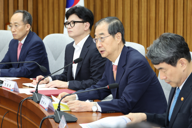 한덕수 국무총리가 12일 오후 서울 여의도 국회에서 열린 지역·필수의료 체계 개선을 위한 당정협의회에서 발언하고 있다. 왼쪽부터 국민의힘 추경호 원내대표, 한동훈 대표. 한덕수 국무총리, 이주호 부총리 겸 교육부 장관. 연합뉴스