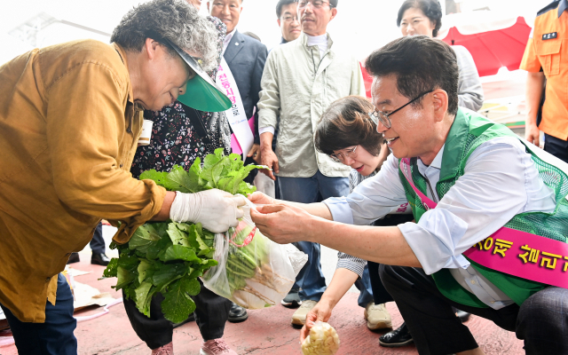 이철우 경북도지사가 12일 오전 상주시 중앙시장을 찾아 민생 경제현장을 점검하고 있다. 경북도 제공.