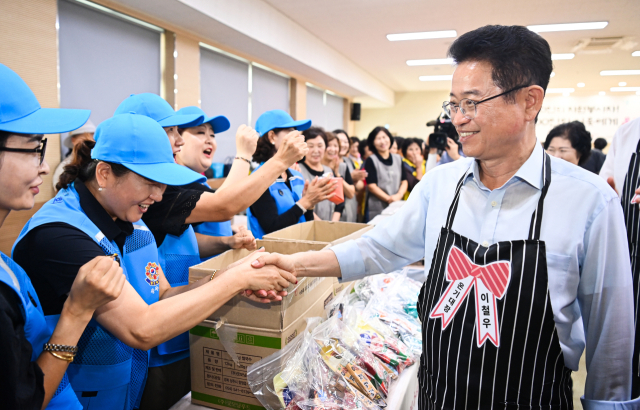 이철우 경북도지사가 12일 오전 상주보건소를 찾아 명절 명절 음식 키트를 직접 조리하고 있다. 경북도 제공.