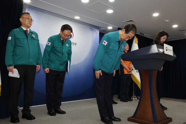 한덕수 국무총리가 12일 서울 종로구 정부서울청사에서 열린 의사 집단행동 중앙재난안전대책본부 회의 결과 브리핑을 마친 후 인사하고 있다. 뒷줄 왼쪽부터 이한경 재난안전관리본부장, 조규홍 보건복지부 장관, 방기선 국무조정실장, 허석곤 소방청장. 연합뉴스