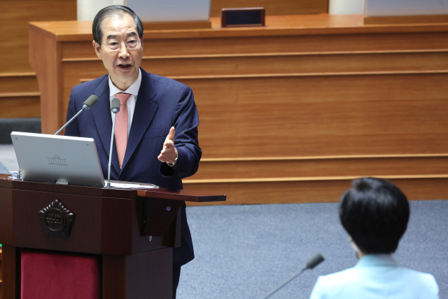 한덕수 국무총리가 12일 오후 국회 본회의장에서 열린 교육·사회·문화 분야 대정부질문에서 더불어민주당 백혜련 의원의 질문에 답하고 있다. 연합뉴스