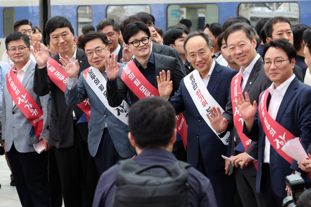 13일 오전 서울역에서 국민의힘 한동훈 대표와 추경호 원내대표 등 위원들이 추석 귀성 인사를 하고 있다. 연합뉴스