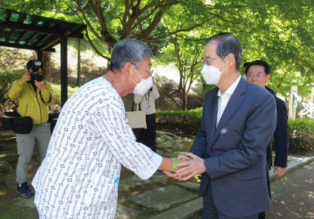 한덕수 국무총리가 13일 오전 전라남도 화순군 화순전남대병원을 찾아 입원 중인 환자를 위로하고 있다. 연합뉴스