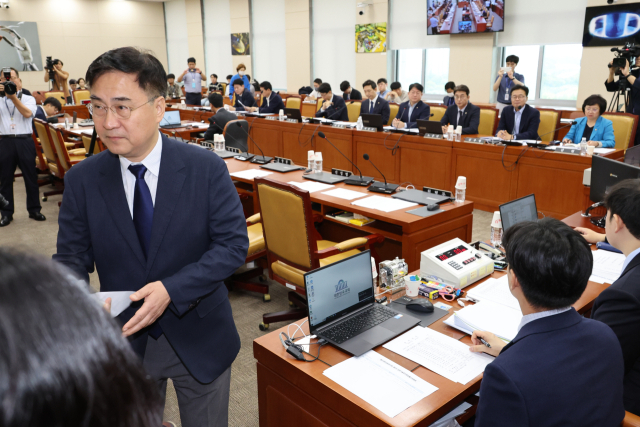 국회 과학기술정보방송통신위원회 국민의힘 최형두 간사가 13일 오전 서울 여의도 국회에서 열린 과방위 전체회의에서 경찰의 방송통신심의위원회 사무실 압수수색과 관련해 긴급 현안질의를 야당이 강행하는 것에 대해 항의하며 퇴장하고 있다. 연합뉴스