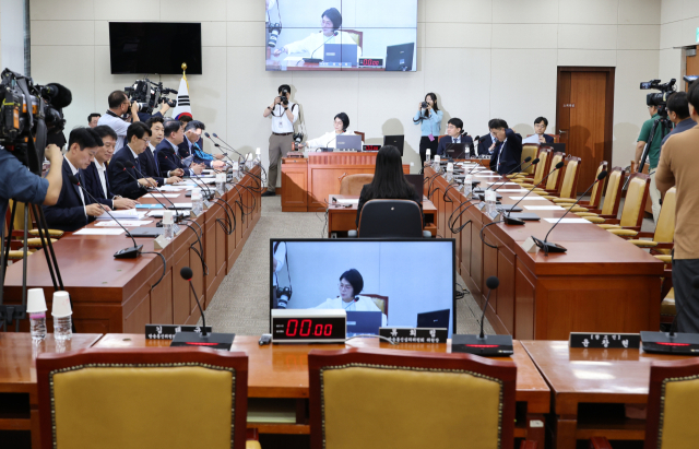 13일 오전 서울 여의도 국회 과학기술정보방송통신위원회에서 경찰의 방송통신심의위원회 사무실 압수수색과 관련해 긴급 현안질의가 야당 단독으로 열리고 있다. 이날 질의에 류희림 방송통신심의위원회장과 김태규 방송통신위원장 직무대행은 출석하지 않았다. 연합뉴스