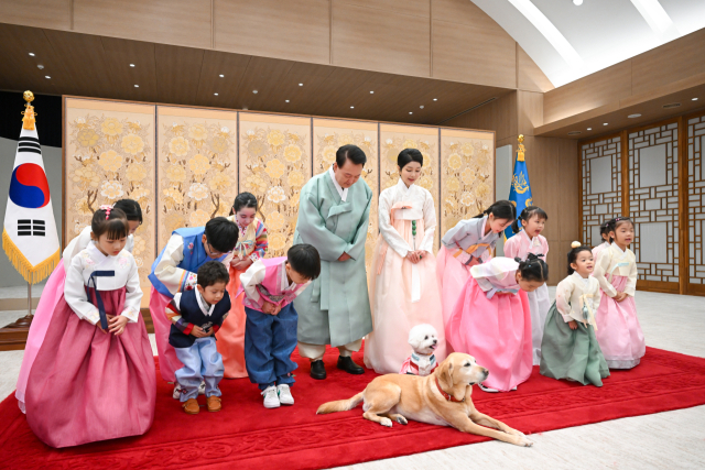 윤석열 대통령과 부인 김건희 여사가 다문화가정 어린이들과 함께 한가위 명절 인사를 전했다고 대통령실이 13일 밝혔다. 이번 한가위 영상은 지난 8일 대통령실 2층 자유홀에서 1시간에 걸쳐 촬영됐다. 대통령 부부는 반려견 