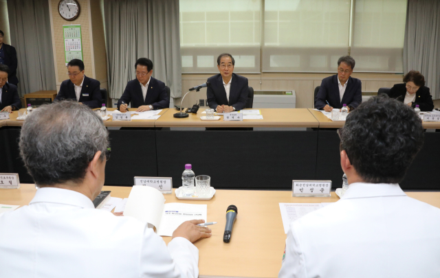 한덕수 국무총리가 13일 오전 전라남도 화순군 화순전남대병원을 찾아 의료진과 간담회를 하고 있다. 연합뉴스