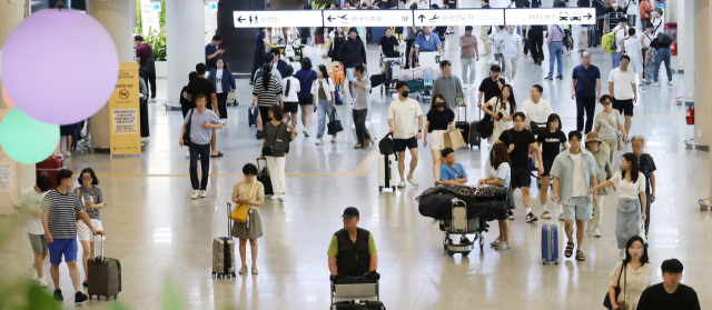 추석 연휴를 하루 앞둔 지난 13일 오전 제주국제공항 도착층이 귀성객과 관광객들로 북적이고 있다. 연합뉴스